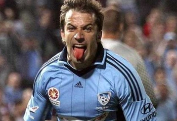 瑞典超保级附加赛被迫四次中断，球迷燃放烟火致人造草皮起火