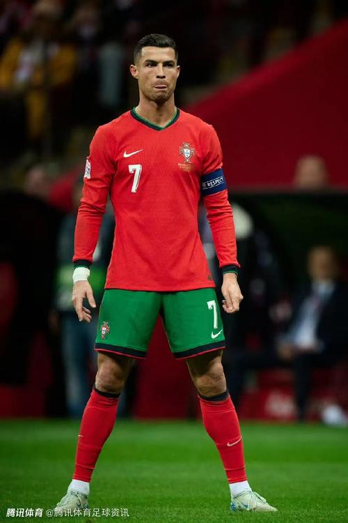 太尴尬！梁靖崑被观众“表白”，一脸严肃，孙颖莎偷笑，队友都懵了