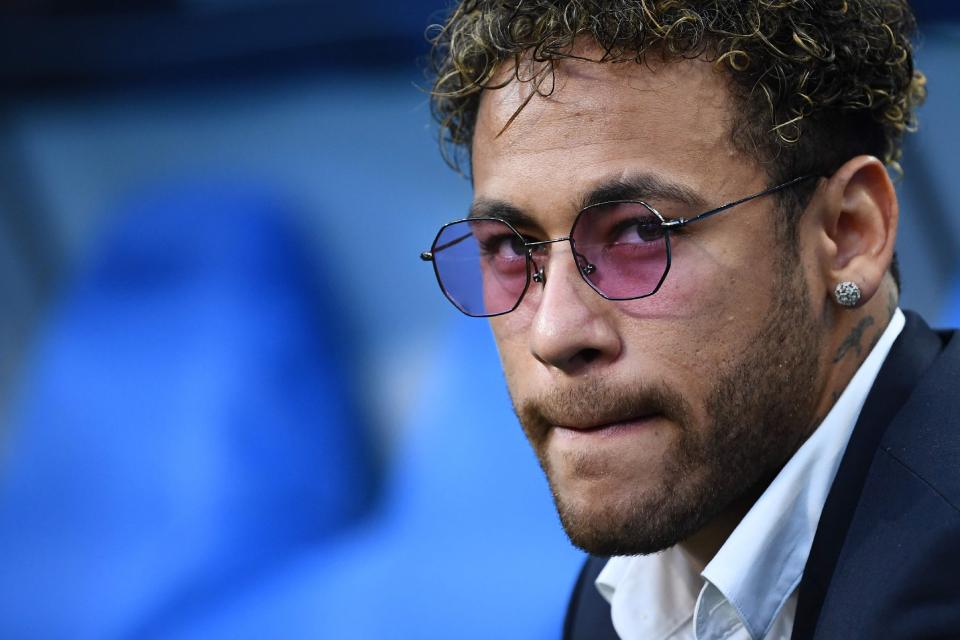 梅西赛前将球衣赠予安哥拉总统，总统回赠他一座纪念奖杯