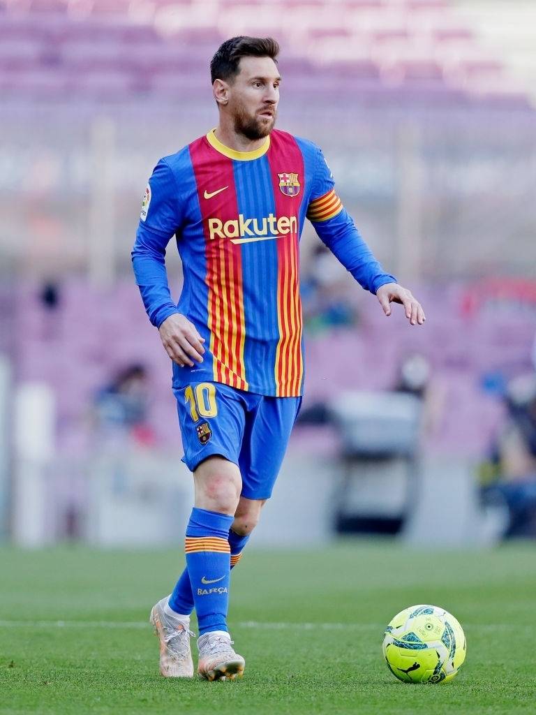 曼联主场1-1战平西汉姆联，近5轮仅1胜，阿莫林临场换人失误导致失利，球队前景堪忧。