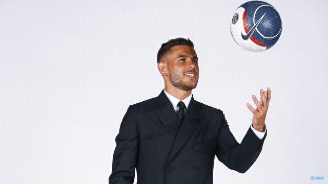 小将赛后拥抱母亲太感人