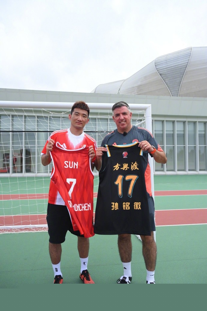 美媒：森林狼对欧文有意，爱德华兹本人支持这一举措