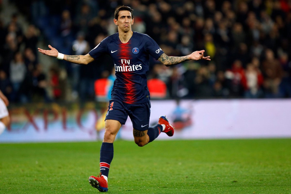 球员受伤倒地，全队围上去